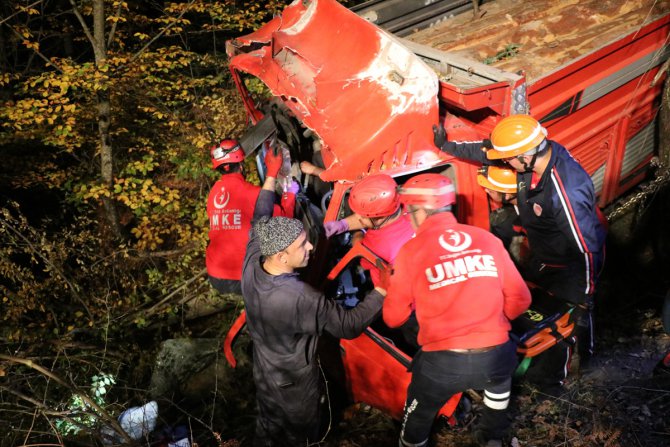 Bolu'da tomruk yüklü kamyon dere yatağına devrildi: 2 yaralı