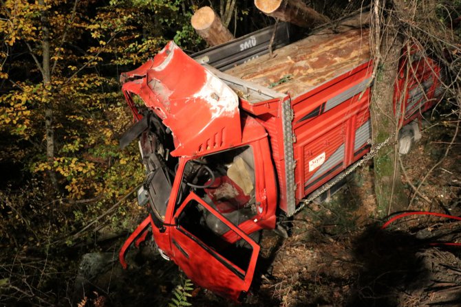 Bolu'da tomruk yüklü kamyon dere yatağına devrildi: 2 yaralı