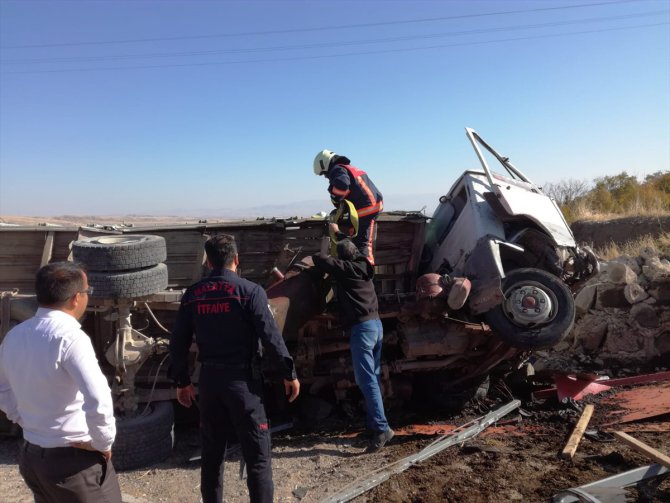 Malatya'da kamyonet devrildi: 1ölü, 1 yaralı