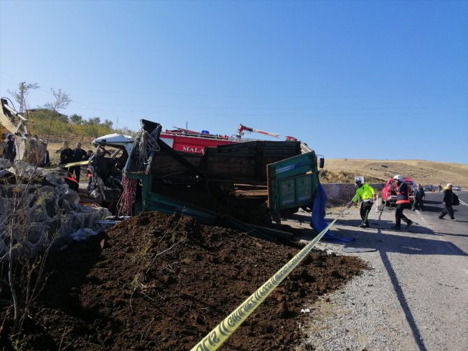 Malatya'da kamyonet devrildi: 1ölü, 1 yaralı