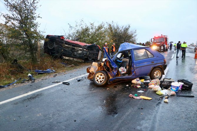 Tekirdağ'da kamyonet ile otomobil çarpıştı: 2 ölü, 3 yaralı