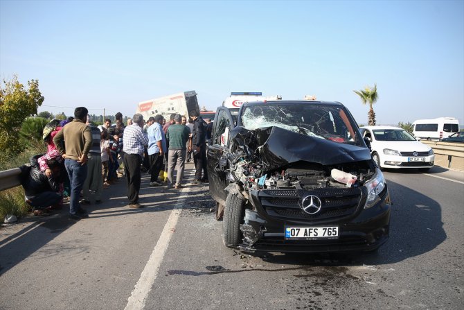 Antalya'da minibüsün çarptığı kamyonetin altında kalan çocuk öldü