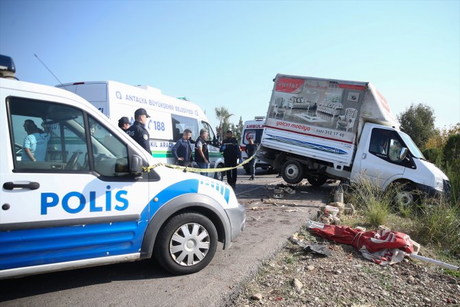 Antalya'da minibüsün çarptığı kamyonetin altında kalan çocuk öldü