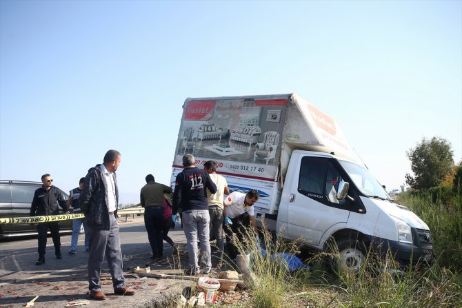 Antalya'da minibüsün çarptığı kamyonetin altında kalan çocuk öldü