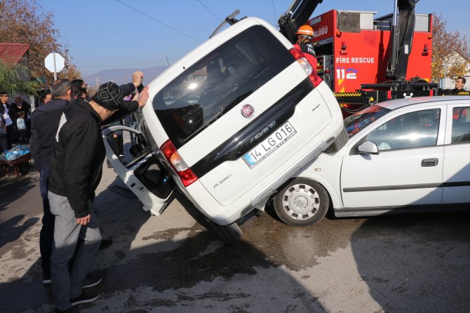 Bolu'da kaza yapan aracın devrilmesini çevredekiler engelledi