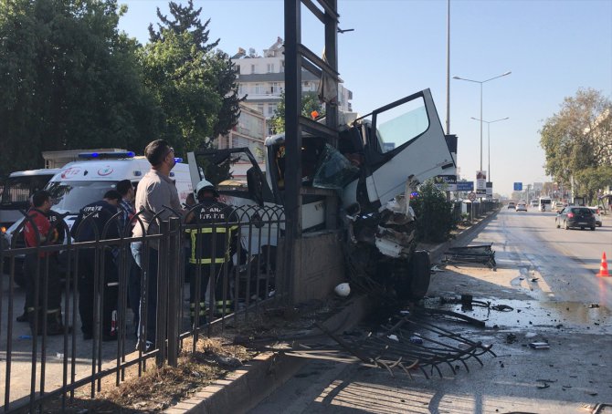 Adana'da kaza yapan vinçte sıkışan baba oğul kurtarıldı