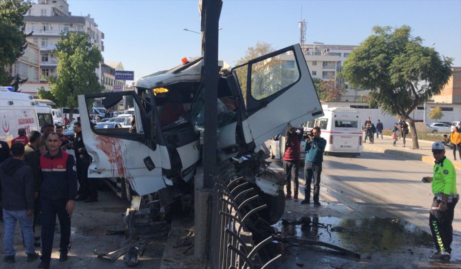 Adana'da kaza yapan vinçte sıkışan baba oğul kurtarıldı