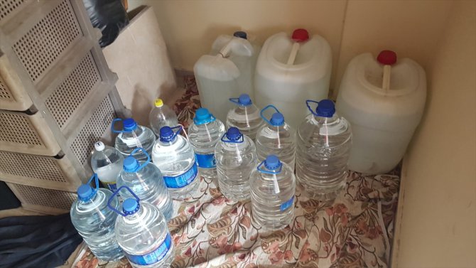 Adana'da imalathaneye dönüştürülen evde 865 litre sahte içki ele geçirildi