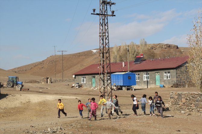 Köy çocuklarının ilk kez gördükleri drone karşısındaki sevinci gülümsetti