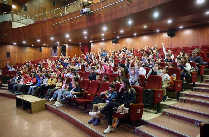 "Rafadan Tayfa-Türkiye'dir Burası Müzikali" Adana'da sahnelendi