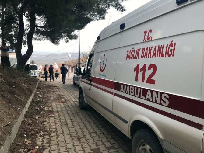 Freni boşalıp evin çatısına çarpan çöp kamyonunun sürücüsü yaralandı