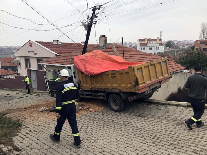 Freni boşalıp evin çatısına çarpan çöp kamyonunun sürücüsü yaralandı