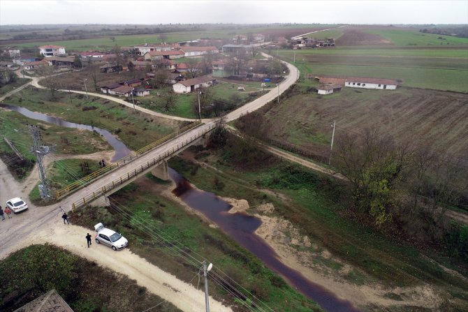 Edirne'de Hasan Ağa Deresi kirlilik kaynaklı koyu kahverengi akıyor