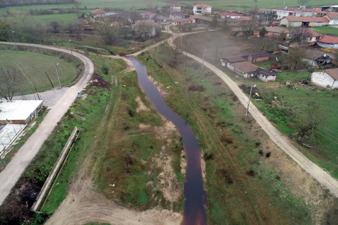 Edirne'de Hasan Ağa Deresi kirlilik kaynaklı koyu kahverengi akıyor