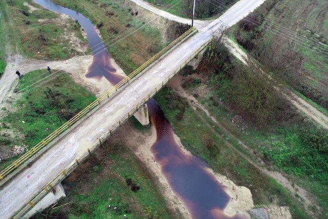 Edirne'de Hasan Ağa Deresi kirlilik kaynaklı koyu kahverengi akıyor