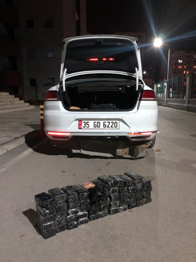 Adana'da otomobilin tamponundan 270 gümrük kaçağı cep telefonu çıktı