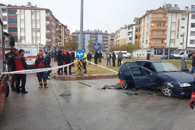 Elazığ'da otomobil direğe çarptı