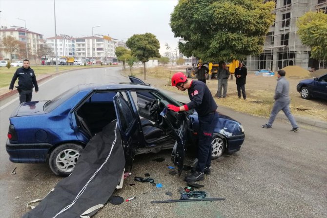 Elazığ'da otomobil direğe çarptı