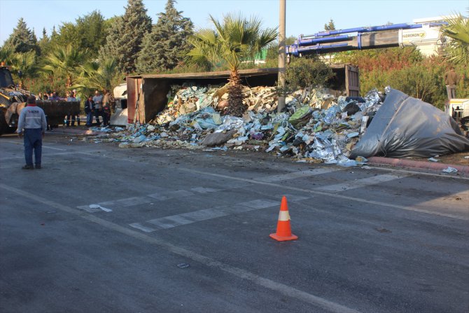 Adana'da çöp yüklü tır devrildi: 2 yaralı