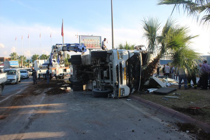 Adana'da çöp yüklü tır devrildi: 2 yaralı