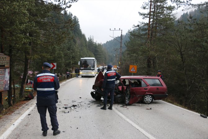 Abant yolunda hafif ticari araçla otomobil çarpıştı: 1 ölü, 2 yaralı