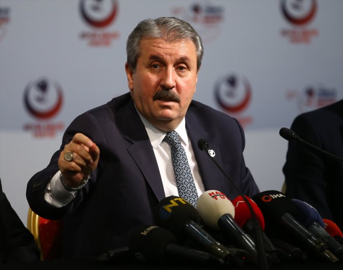 Mustafa Destici: "Sırça köşklerde tezgahlanan partileri doğru bulmayız"