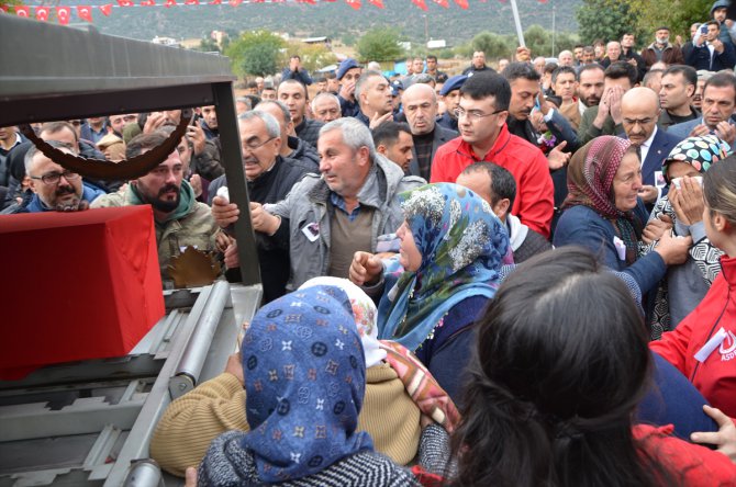 Yıldırım düşmesi sonucu şehit olan asker Adana'da son yolculuğa uğurlandı