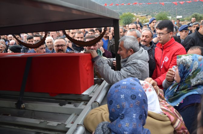 Yıldırım düşmesi sonucu şehit olan asker Adana'da son yolculuğa uğurlandı