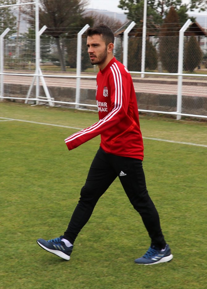 Sivassporlu futbolcu Fatih Aksoy: "Ligi lider götürmek istiyoruz"