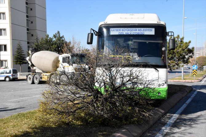 Kayseri'de beton mikseri ile halk otobüsü çarpıştı: 11 yaralı