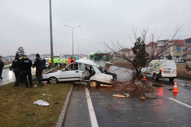 Kütahya'da otomobil refüjdeki ağaca ve direğe çarptı: 2 ölü, 3 yaralı