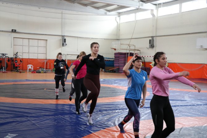 Kadın güreşçiler olimpiyatlarda madalya alarak tarih yazmak istiyor