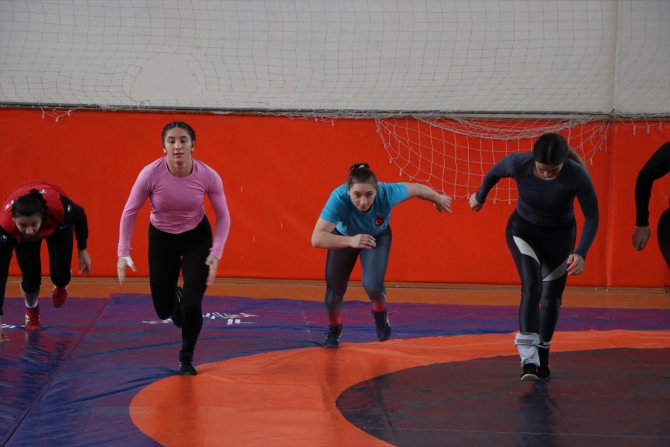 Kadın güreşçiler olimpiyatlarda madalya alarak tarih yazmak istiyor