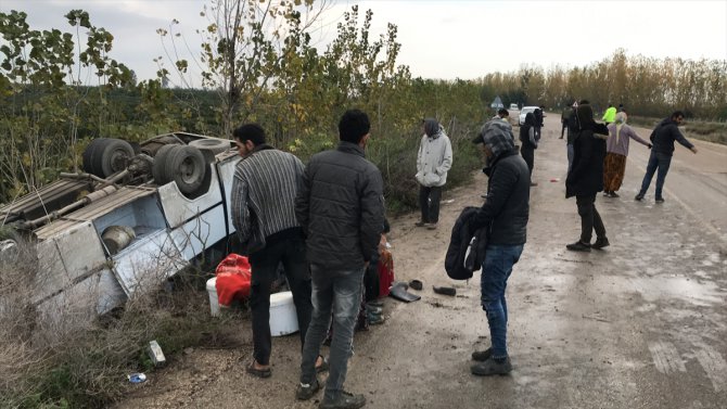 Tarım işçilerini taşıyan midibüs devrildi: 11 yaralı