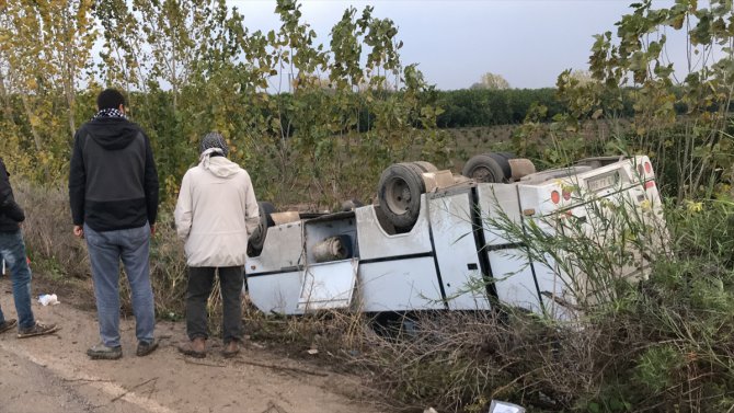 Tarım işçilerini taşıyan midibüs devrildi: 11 yaralı