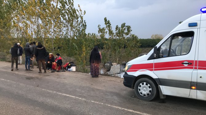 Tarım işçilerini taşıyan midibüs devrildi: 11 yaralı