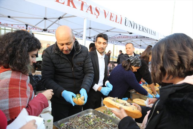 Nevşehir Belediye Başkanı Arı, kazandığı tazminatla hamsi şöleninde konser düzenledi