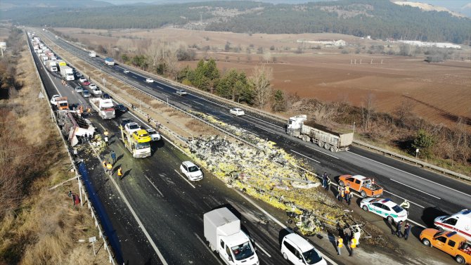 Anadolu Otoyolu'nda devrilen tır ulaşımı aksattı