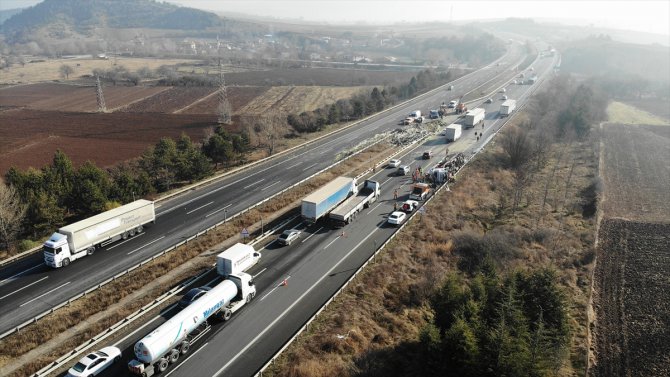 Anadolu Otoyolu'nda devrilen tır ulaşımı aksattı