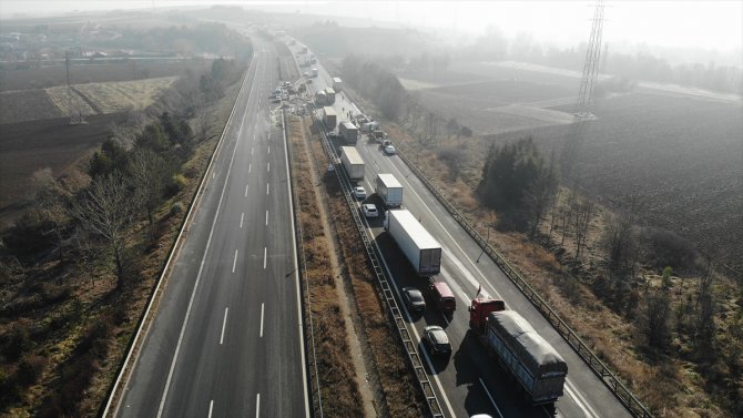 Anadolu Otoyolu'nda devrilen tır ulaşımı aksattı