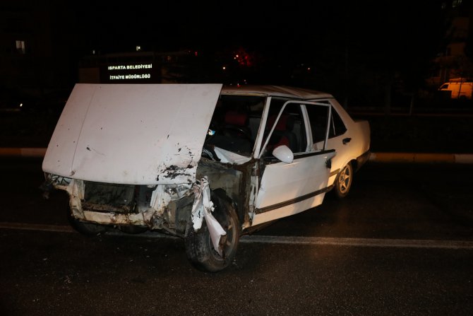 Isparta'da otomobil trafik ışıklarında bekleyen araçlara çarptı: 1 yaralı