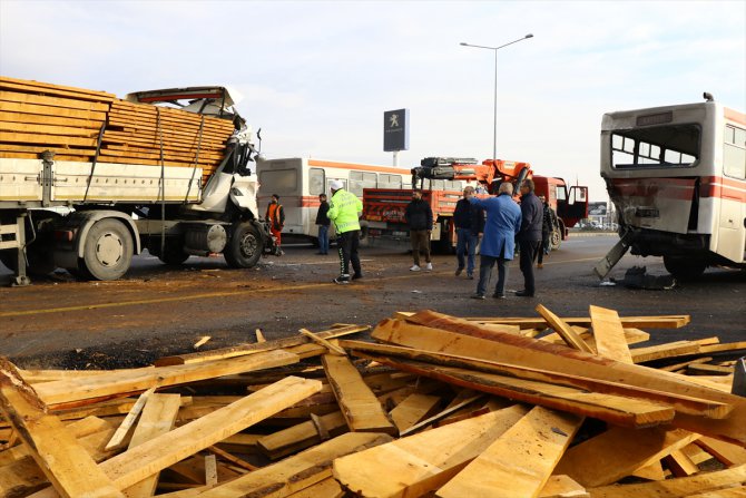 Kayseri'de tır durakta bekleyen belediye otobüsüne çarptı: 11 yaralı