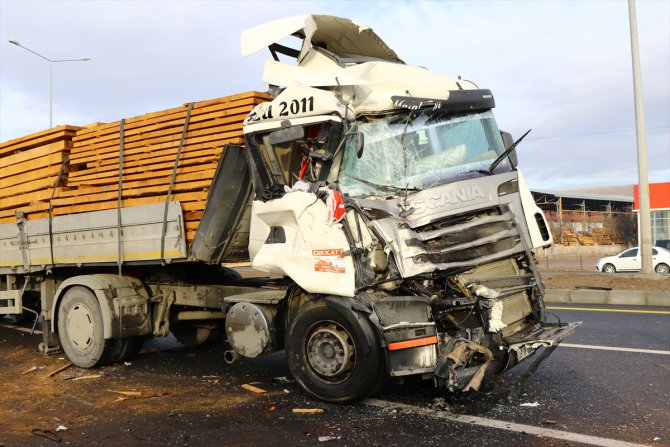 Kayseri'de tır durakta bekleyen belediye otobüsüne çarptı: 11 yaralı