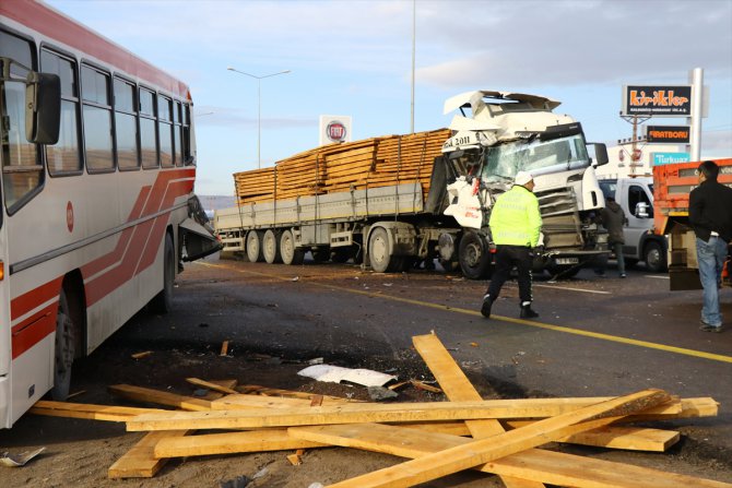 Kayseri'de tır durakta bekleyen belediye otobüsüne çarptı: 11 yaralı