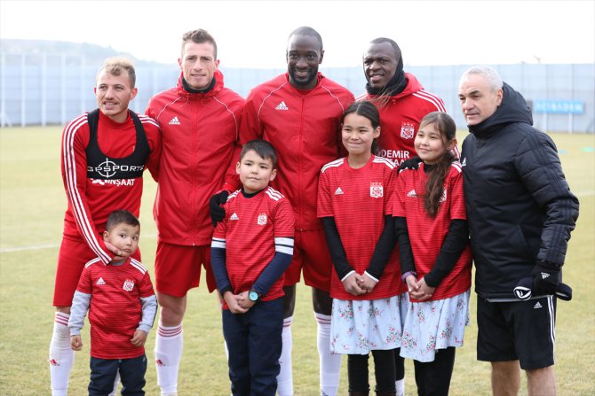 Sivasspor'un minik hayranı Afgan Muhammed Eyüp, kulübü ziyaret etti