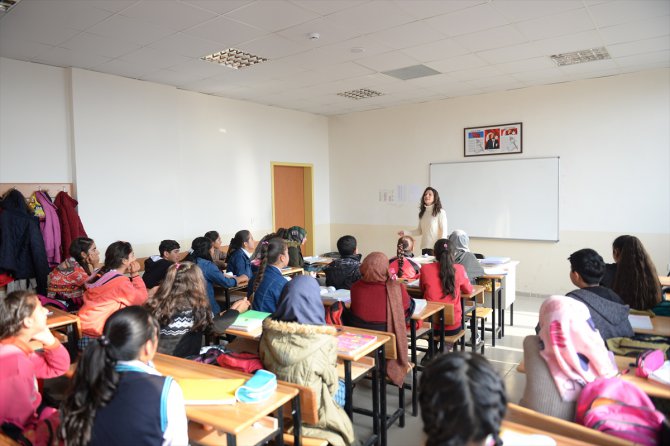 Sema öğretmen okulda öğrencilerini koroda yöre halkını müzikle buluşturuyor