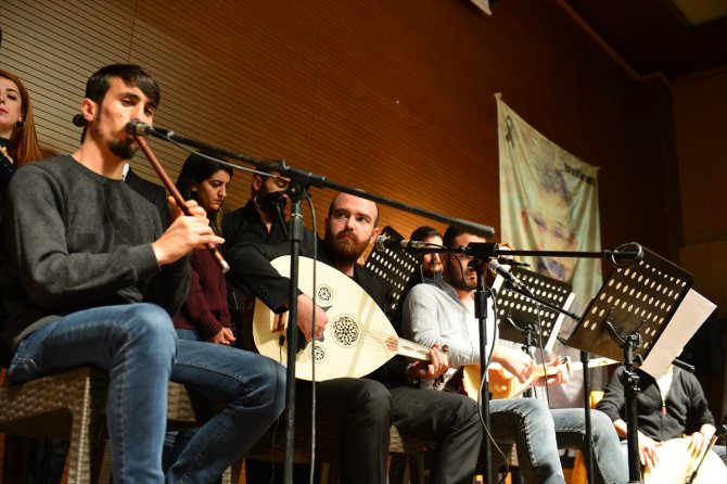 Adliye koridorlarından sahneye koşuyorlar