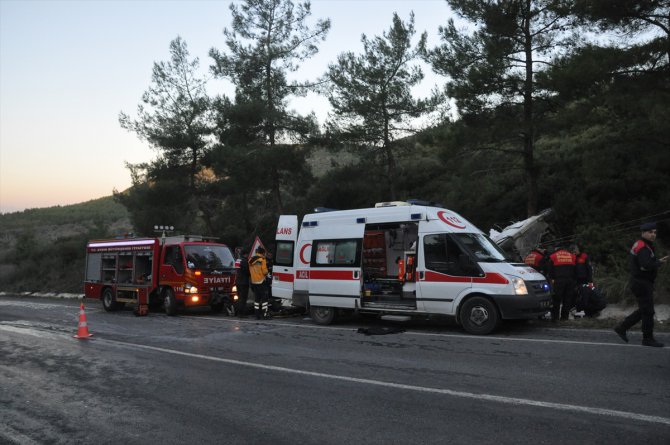 GÜNCELLEME - Aydın'da otomobil devrildi: 2 ölü, 1 yaralı