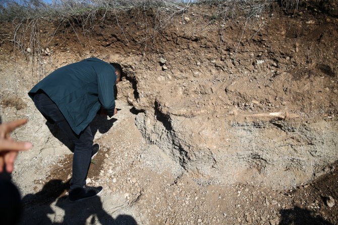 Adana'da yol çalışması sırasında insan kemiği bulundu