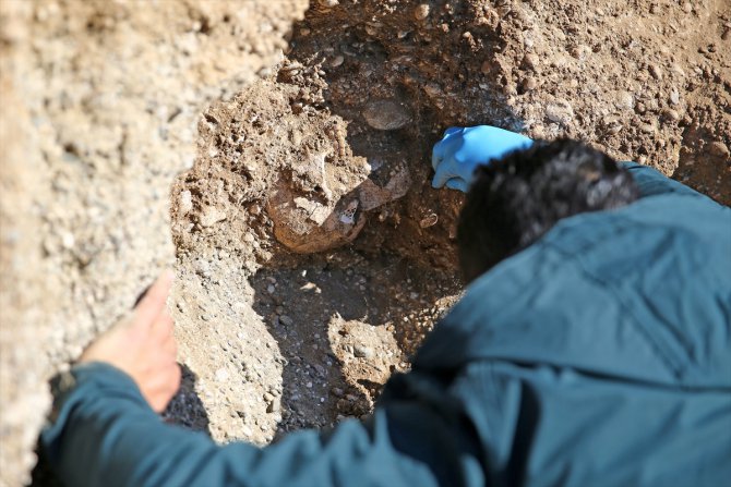 Adana'da yol çalışması sırasında insan kemiği bulundu